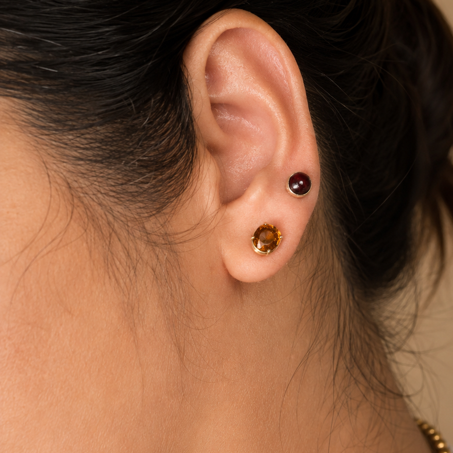 GILBI Garnet Small Studs in Silver